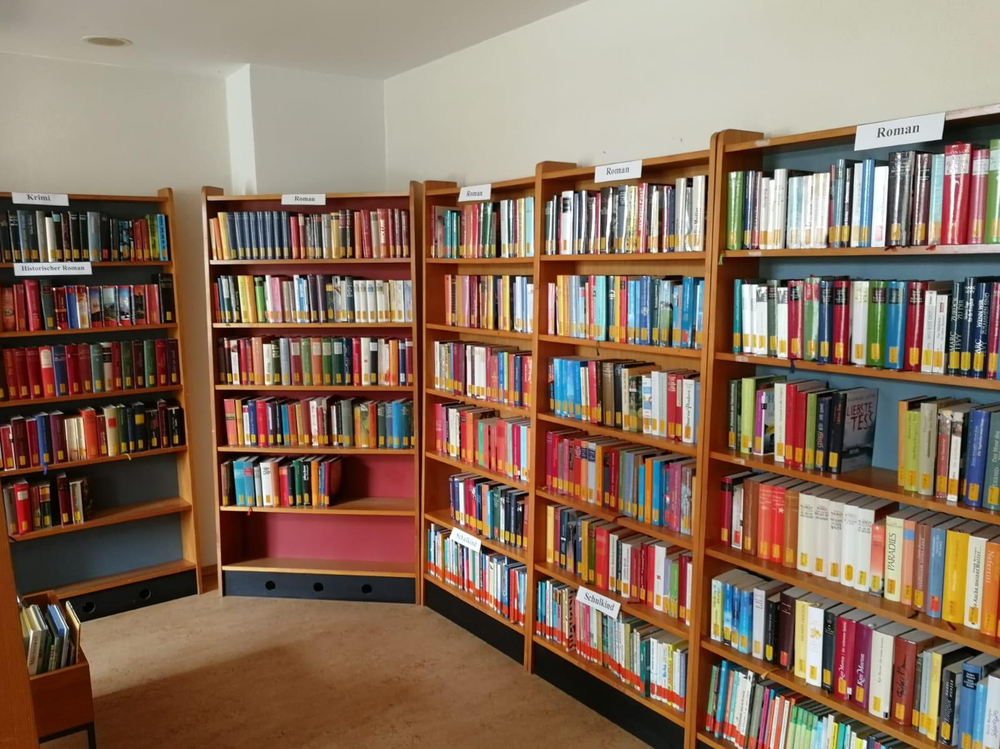 Bücherregale in der Pfarrbücherei in Thalexweiler
