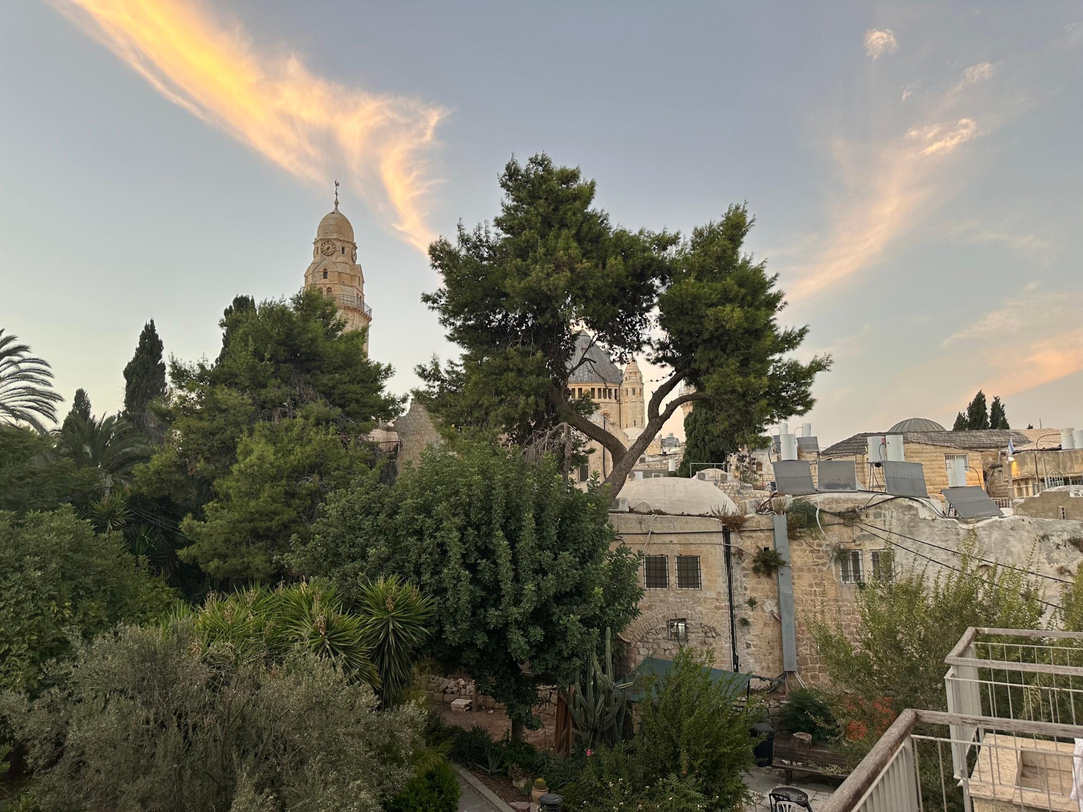 Ein malerischer Blick vom Studienhaus “Beth Josef” auf die Benediktiner-Abtei, ein Ort der Stille und Einkehr in Jerusalem..