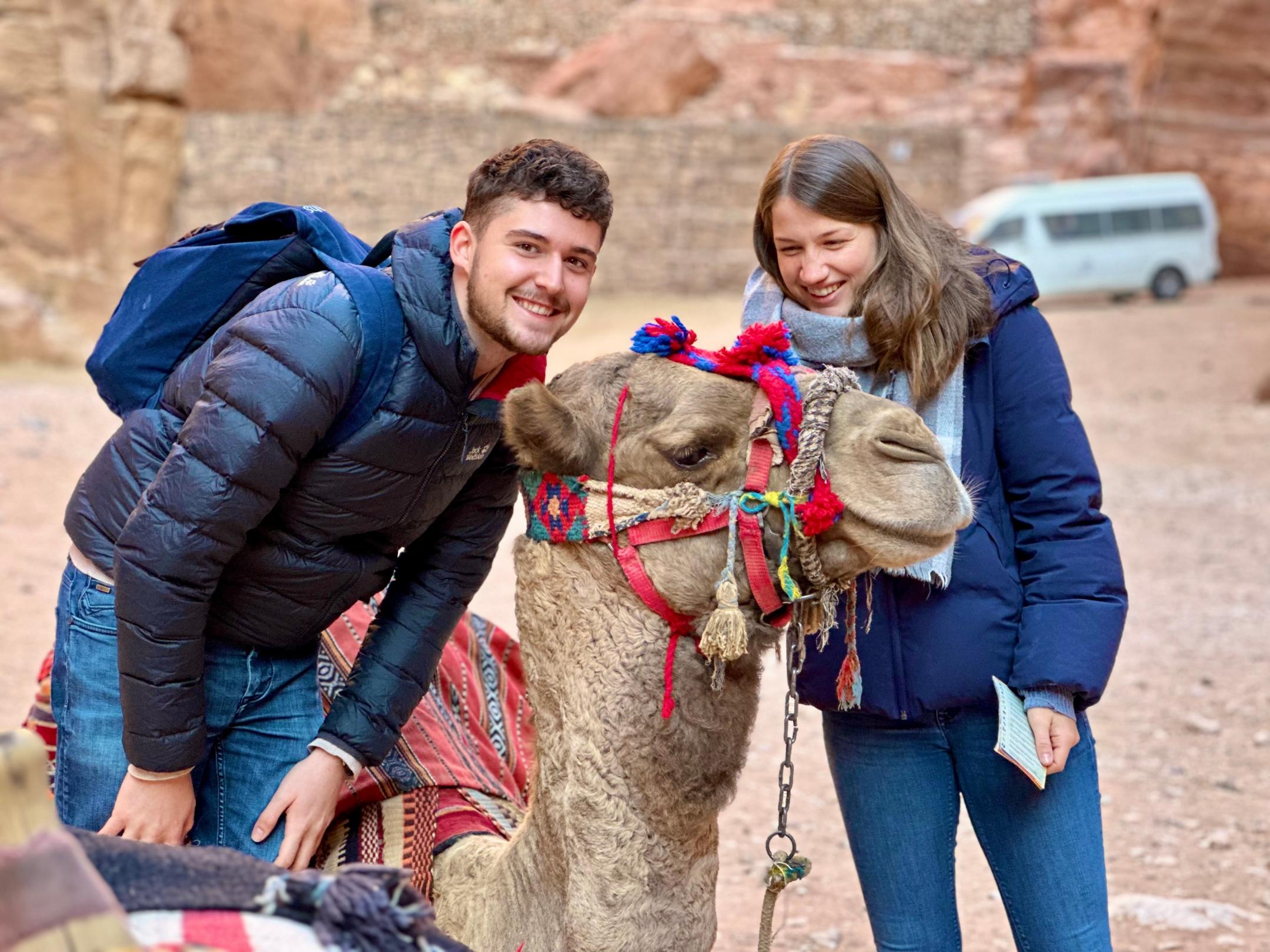 Noah Walczuch, Theologiestudent, vor der atemberaubenden Kulisse der Felsarchitektur von Petra in Jordanien, einem UNESCO-Weltkulturerbe.